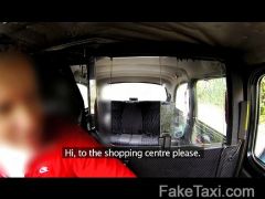 Blondes Pornoluder bumst in ihrer Freizeit